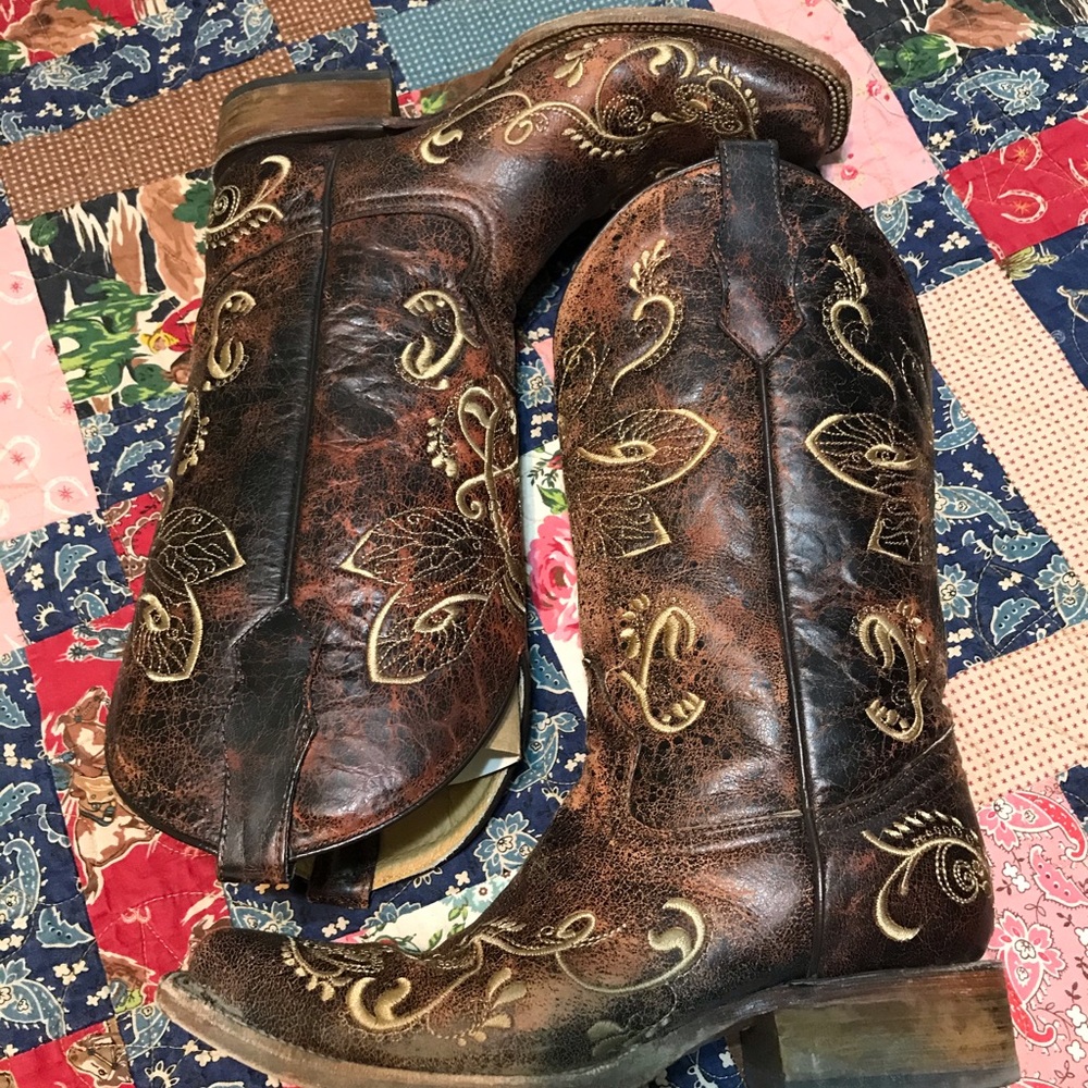 Brown Circle G embroidered cowgirl boots